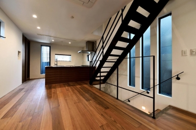 階段とＬＤＫ (世田谷区N様邸 輸入タイルや3種類の床材など素材を楽しむ家)