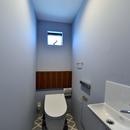 世田谷区N様邸 輸入タイルや3種類の床材など素材を楽しむ家の写真 3Ｆ：輸入タイルのトイレ
