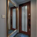 世田谷区N様邸 輸入タイルや3種類の床材など素材を楽しむ家の写真 アンティーク鏡のある玄関