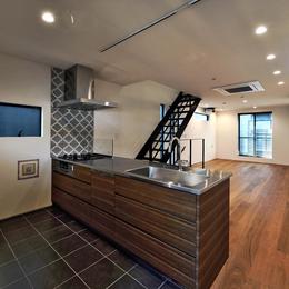 世田谷区N様邸 輸入タイルや3種類の床材など素材を楽しむ家-2F：キッチンから眺めるLDK
