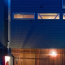展望バルコニーのある家の写真 ガルバリウム鋼板葺きとアマゾンチェリーのコンビネーション
