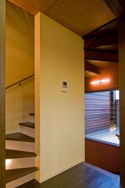 2階の階段室．奥にバルコニー (展望バルコニーのある家)
