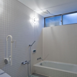 展望バルコニーのある家-浴槽の立ち上がりを30センチにしたパウダールーム