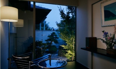 庭の景色をゆったりと眺めることができるくつろぎの空間ーライトアップ｜Ｓ邸