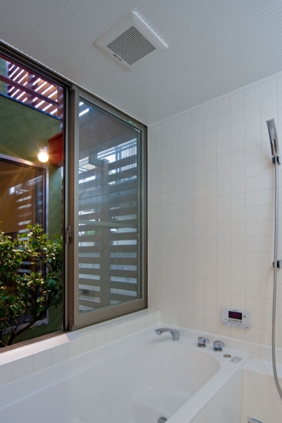 大きな開口部を確保したハーフユニットの浴室 (陽が降り注ぐライトコートのある家/東京都阿佐ヶ谷の家)