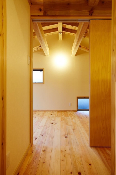寝室 (結　〜丸窓のある木の家〜)