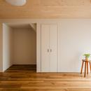 築80年！空き家を再生した「リノベーションアパートメント」～小屋のような家・小屋空間で人気～の写真 リビング：ラーチ合板＋杉フローリングの木の部屋