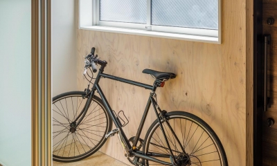土間のある部屋：自転車が置ける室内空間｜築80年！空き家を再生した「リノベーションアパートメント」～小屋のような家・小屋空間で人気～