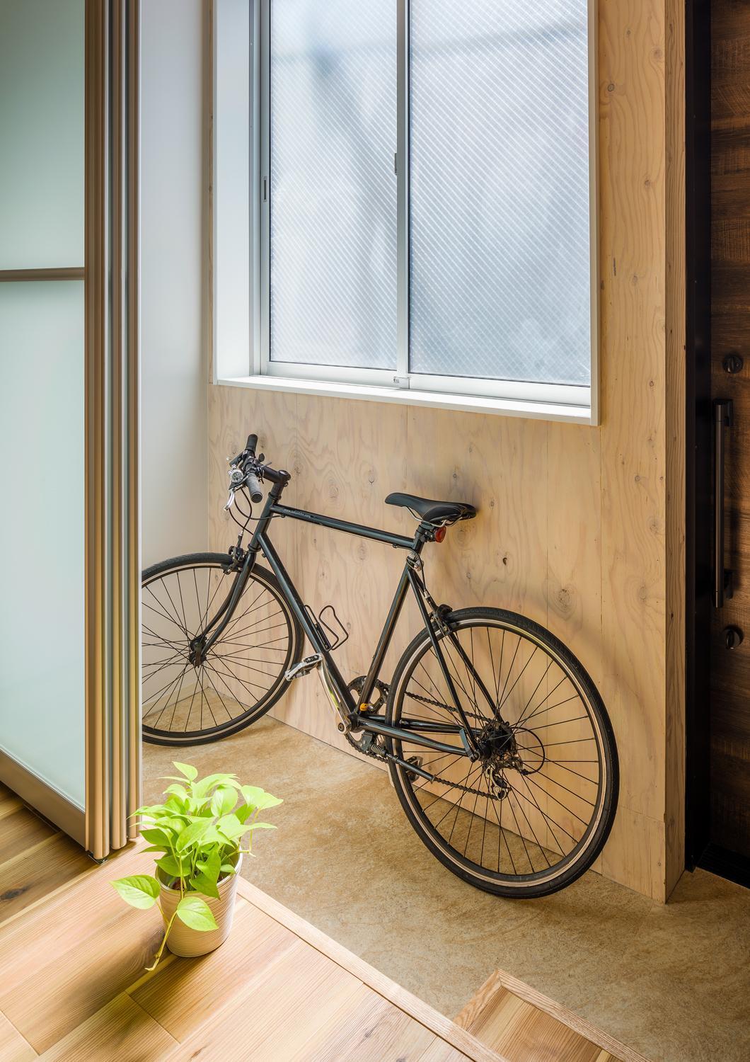 玄関事例：土間のある部屋：自転車が置ける室内空間（築80年！空き家を再生した「リノベーションアパートメント」～小屋のような家・小屋空間で人気～）