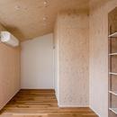 築80年！空き家を再生した「リノベーションアパートメント」～小屋のような家・小屋空間で人気～の写真 寝室：斜め天井は開放的