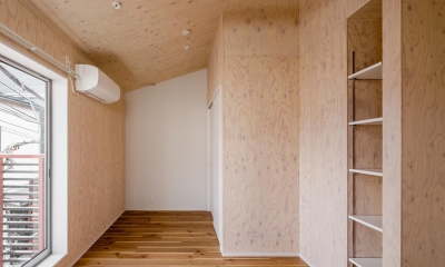 寝室：斜め天井は開放的｜築80年！空き家を再生した「リノベーションアパートメント」～小屋のような家・小屋空間で人気～