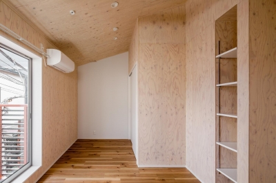 寝室：斜め天井は開放的 (築80年！空き家を再生した「リノベーションアパートメント」～小屋のような家・小屋空間で人気～)