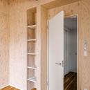 築80年！空き家を再生した「リノベーションアパートメント」～小屋のような家・小屋空間で人気～の写真 寝室：棚と梁