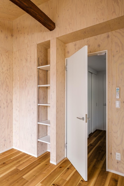寝室：棚と梁 (築80年！空き家を再生した「リノベーションアパートメント」～小屋のような家・小屋空間で人気～)