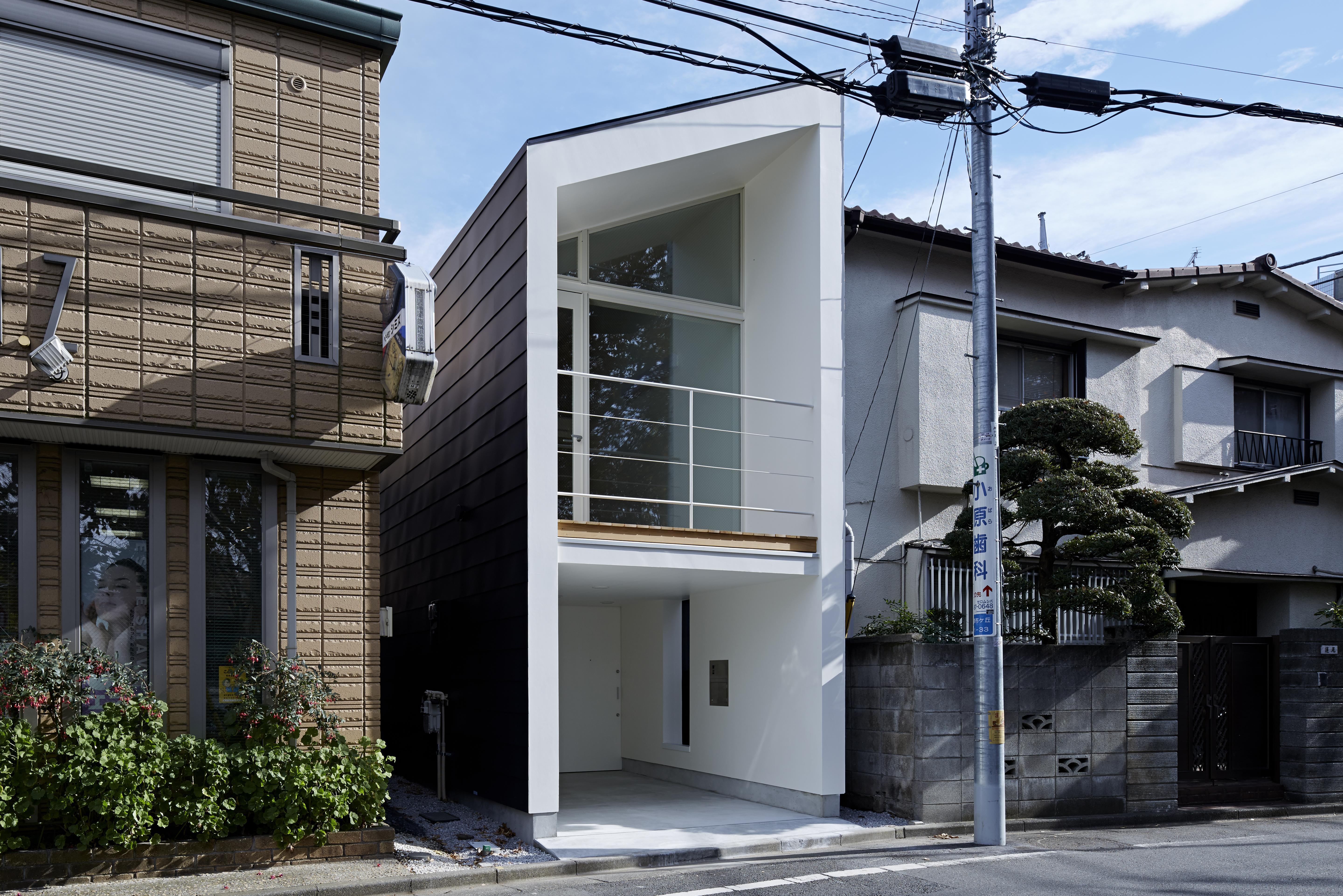 Маленькие японские дома. Узкий дом в Токио. Узкий дом. Фасады узких домов. Японский узкий дом.