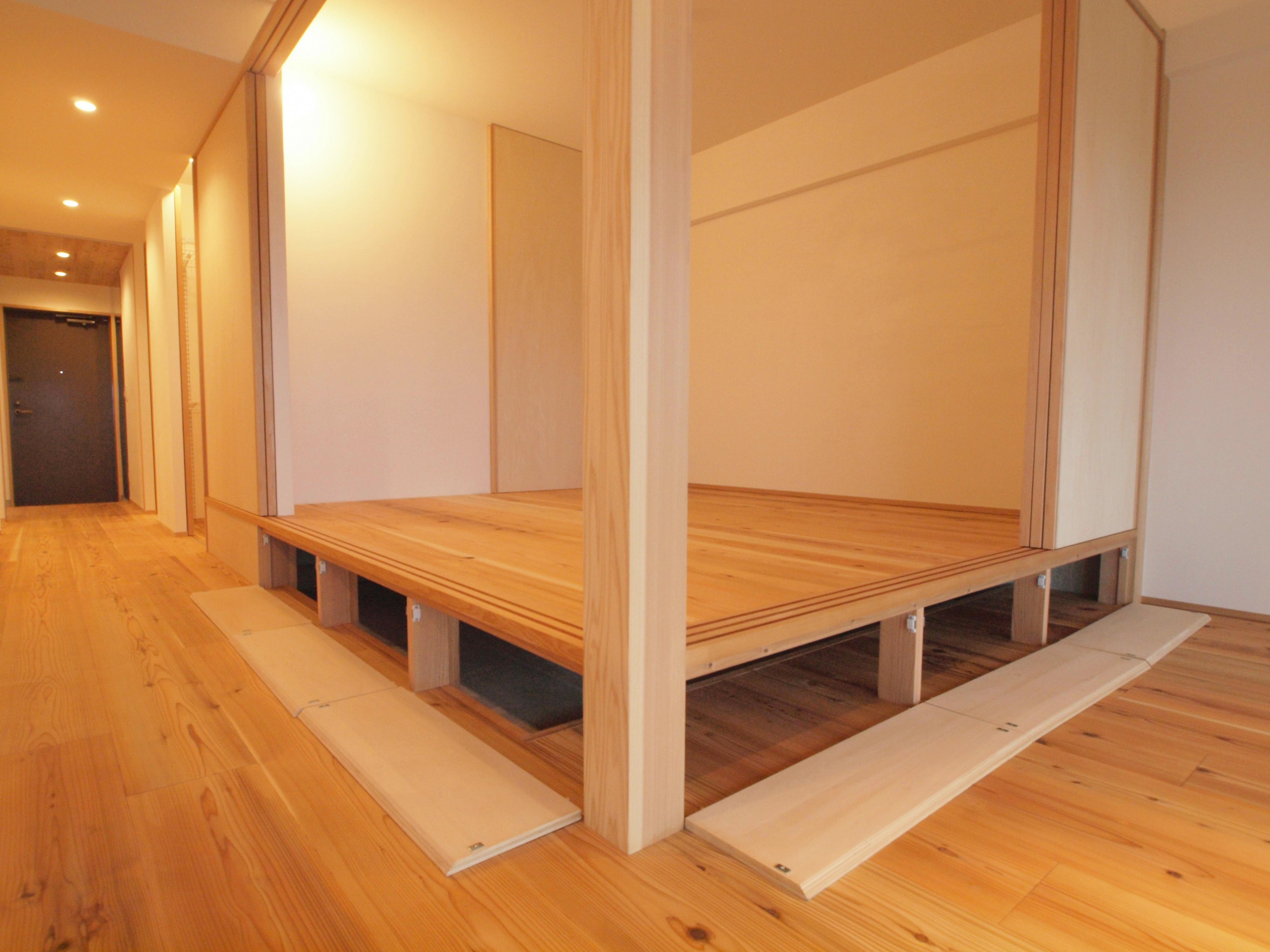 小上がりの床下は大容量の床下収納 土間スペースと小上がり寝室 床下収納のある木の住まい 収納事例 Suvaco スバコ