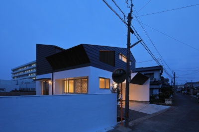 南側外観（夕景） (小松の家～シンプルモダンの家～)