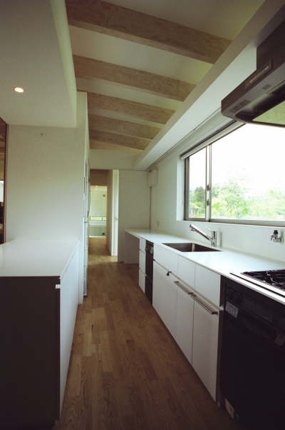 大きな窓から景色を眺められるキッチン (塩原の週末の家)