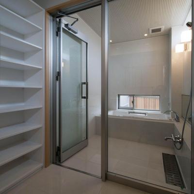 浴室 (神田の家｜自動車修理工場 併用 住宅)
