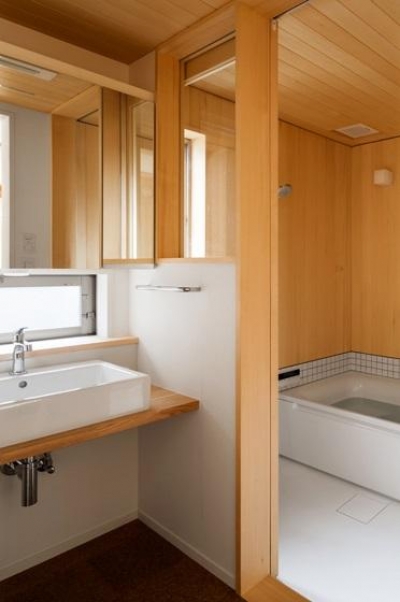 シンプルな洗面室・バスルーム (トンガリの家 [2014])