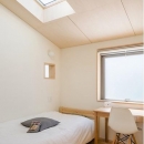 暁の家 [2015]の写真 天窓のあるベッドルーム