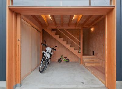 バイクも置ける広い玄関 (神戸町の家)