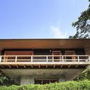 箱根の山荘の写真 建物を見上げる