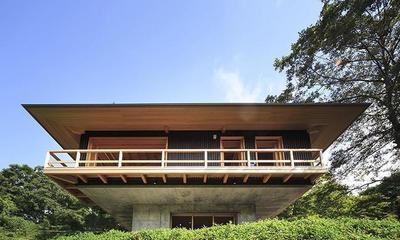 建物を見上げる｜箱根の山荘