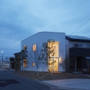 大口の家の写真 ５角形の個性的な外観-ライトアップ