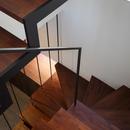 室内化したテラスを持つ家の写真 階段