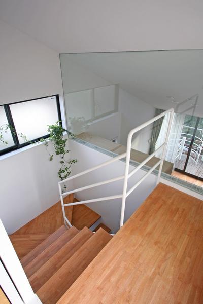 階段 (緑あふれるアトリエのある家)