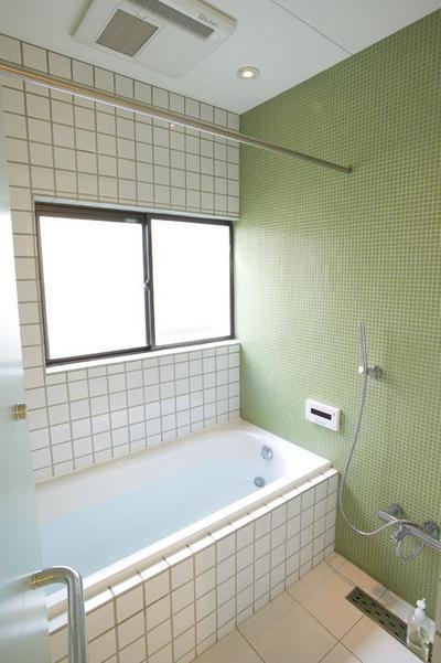 浴室 (SUBACO-路地裏の薄暗い２ＬＤＫを「光と風にあふれた家」に)