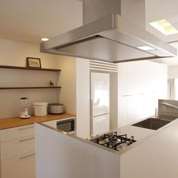 都島のマンションリフォーム／東と西に、開かれた家 (キッチン)