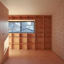 ロシアンバーチの造作本棚とロシアンバーチの収納扉　子供室 (カフェのある家)
