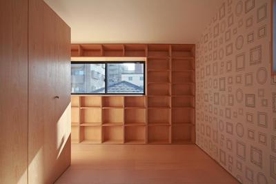 ロシアンバーチの造作本棚とロシアンバーチの収納扉　子供室 (カフェのある家)