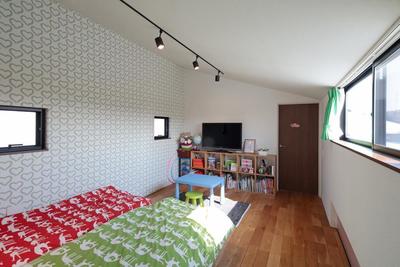 オープンな子供室 (ときどき電車の見える家)