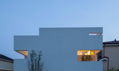 立体的な市松模様で構成した外観-ライトアップ｜立体市松壁の家
