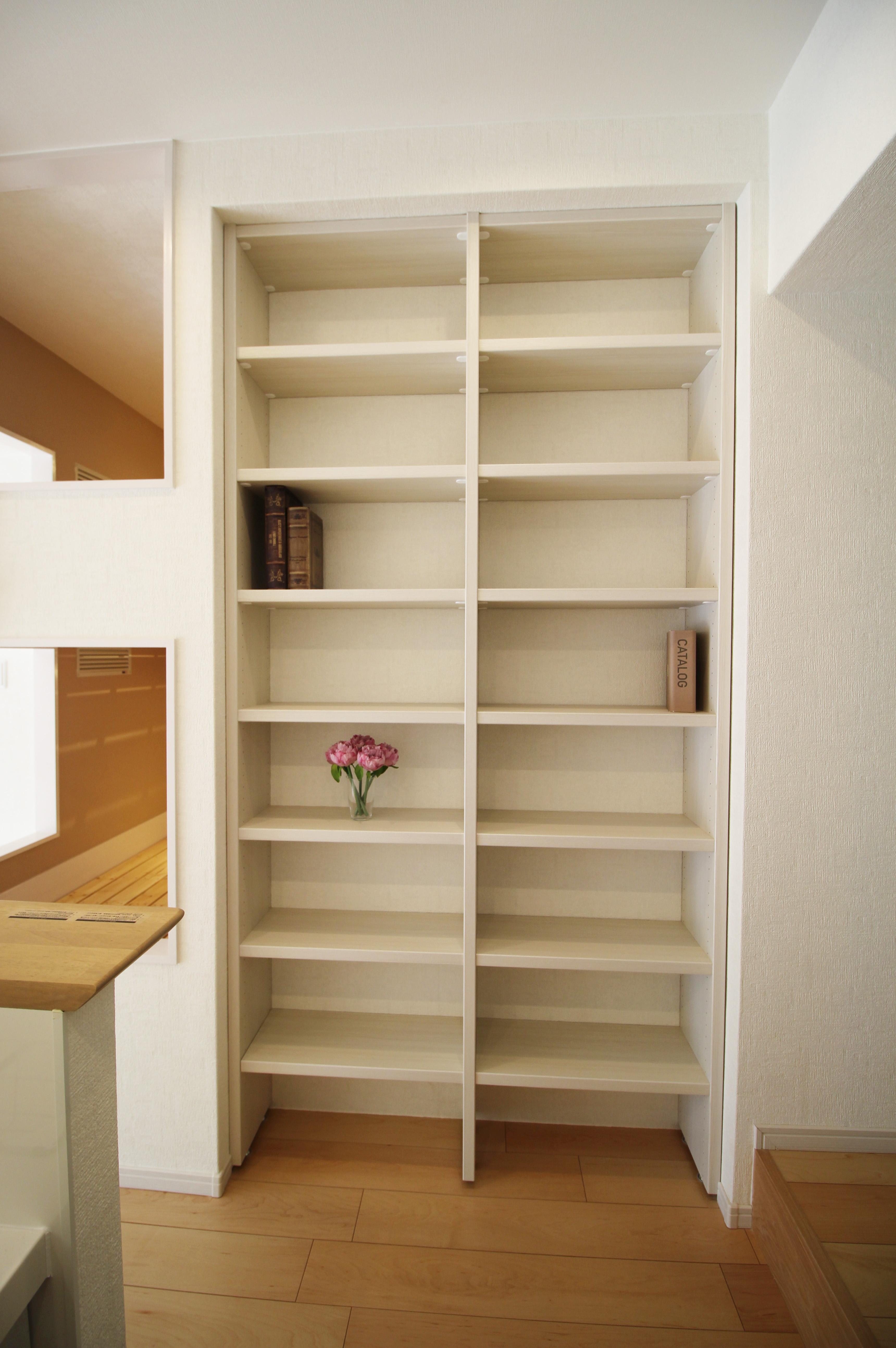 リビングダイニング事例：壁面収納でスッキリ書棚（造作家具で壁面スッキリ、オンリーワンの広々なＬＤＫ）