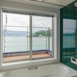 『安芸津の家2』海を眺める島の家 (浴室)