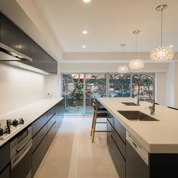 白妙の家～タイルと石材によるラグジュアリーリノベーション (ダイニングテーブルを兼ねた大きなキッチン)