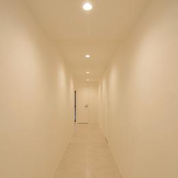 白妙の家～タイルと石材によるラグジュアリーリノベーション (廊下は扉の納まりを工夫してシームレスな空間へ)