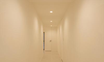 白妙の家～タイルと石材によるラグジュアリーリノベーション (廊下は扉の納まりを工夫してシームレスな空間へ)