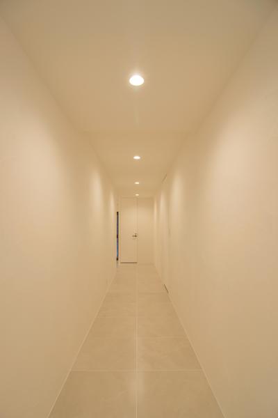 廊下は扉の納まりを工夫してシームレスな空間へ (白妙の家～タイルと石材によるラグジュアリーリノベーション)