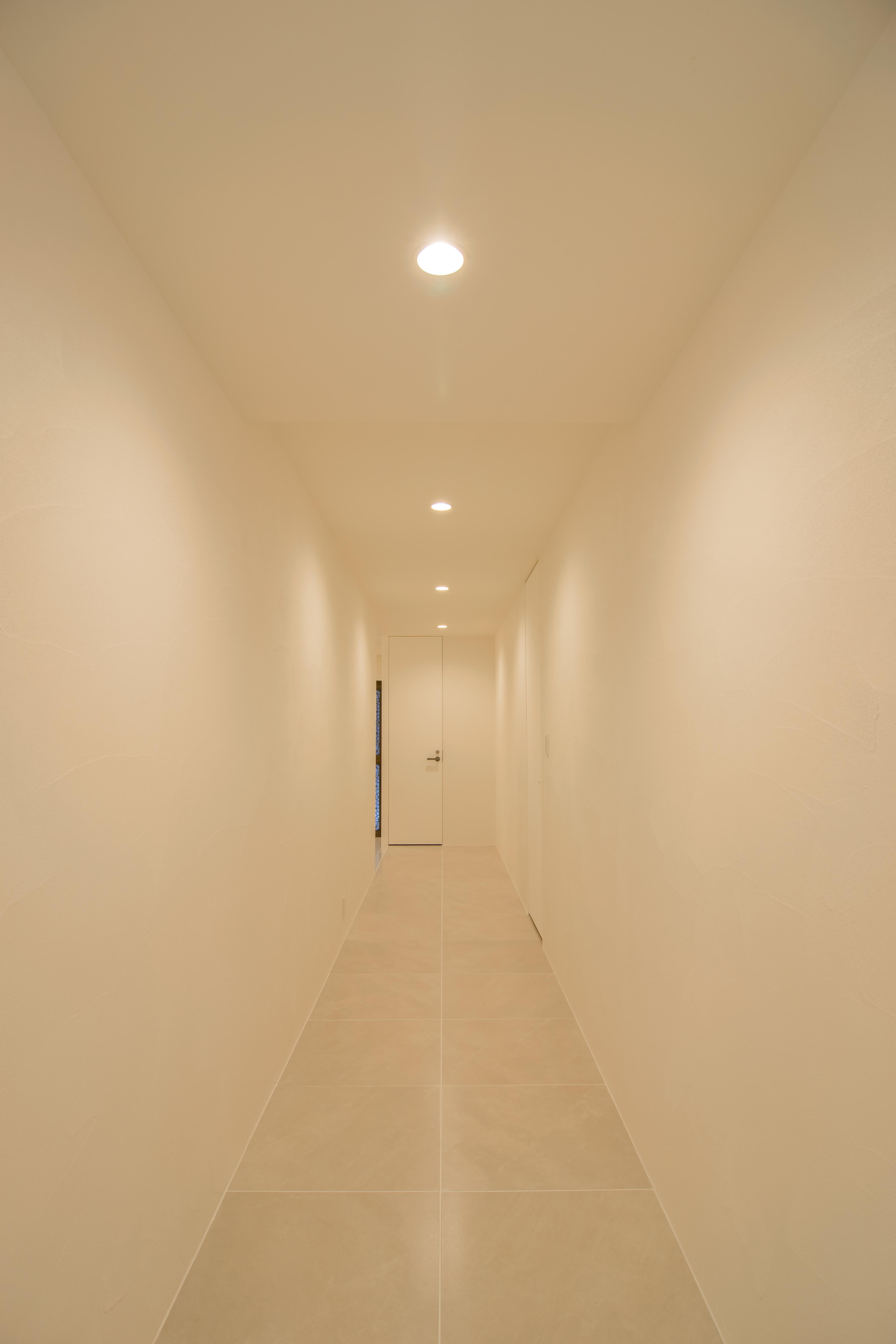 その他事例：廊下は扉の納まりを工夫してシームレスな空間へ（白妙の家～タイルと石材によるラグジュアリーリノベーション）