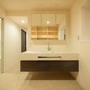 白妙の家～タイルと石材によるラグジュアリーリノベーションの写真 バックヤードの洗面スペース