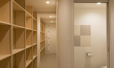 白妙の家～タイルと石材によるラグジュアリーリノベーション (バックヤードの廊下は壁一面に収納棚を設置)