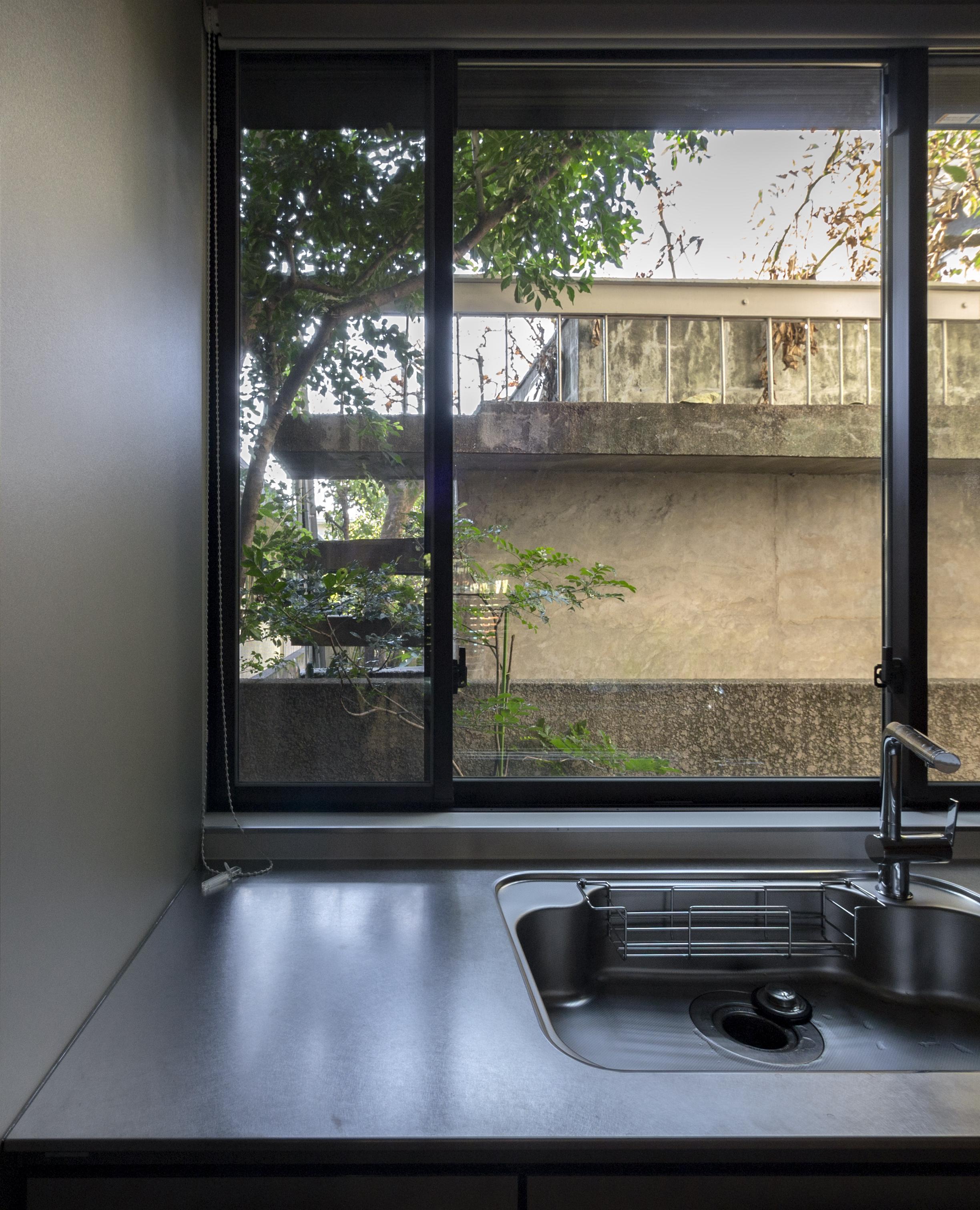 キッチン事例：緑の借景を取り入れたキッチンの窓（世代交代した家　となり）