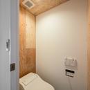 木とモノトーンの調和した家の写真 合板の味わいを活かしたトイレ空間