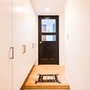 東京都新宿区・床暖房対応無垢ナラ材・和漆喰・チョークボードペイントの写真 玄関・木製建具