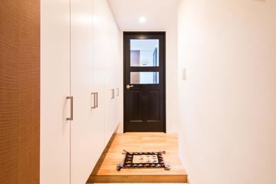 玄関・木製建具 (東京都新宿区・床暖房対応無垢ナラ材・和漆喰・チョークボードペイント)
